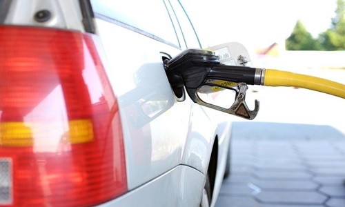 英国：随着燃油价格飙升，被指控加油的燃料零售商